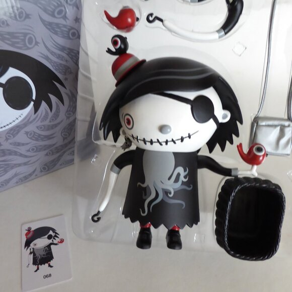 RARE NEW 9” LE 500 2005 OCTOCITY SCARY GIRL PIRATE DESIGNER VINYL FIGURE - Picture 1 of 14